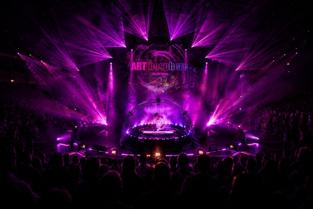 Artmosphere – Live Art Show Artmosphere live entertainment show met live kunst, muziek, theater, licht en spectaculaire visuele effecten.